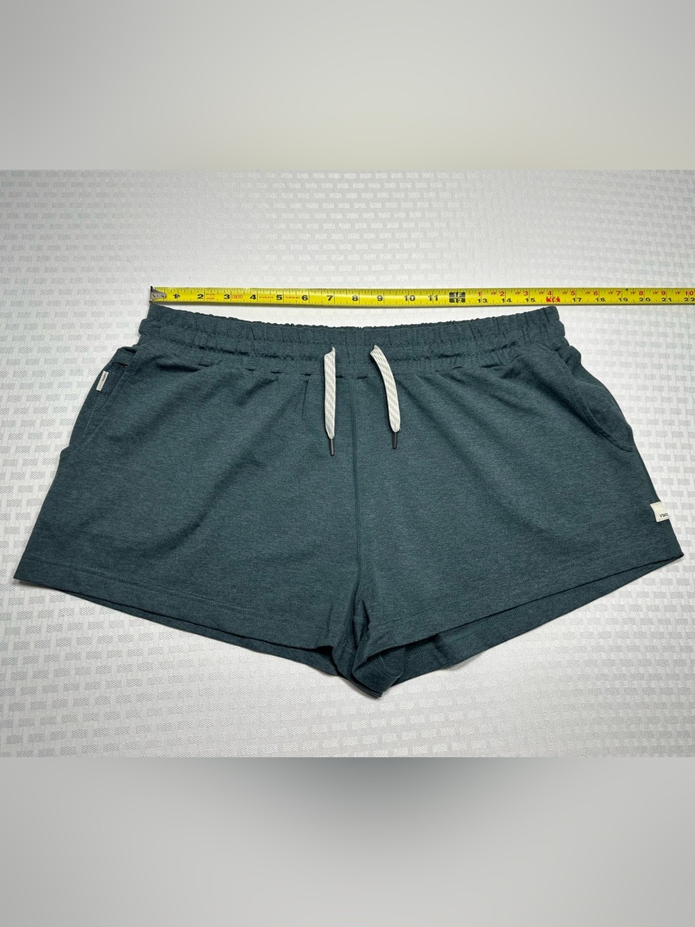 Vuori Halo Performance 2.0 Shorts Womens L Green DreamKnit VW339 Athletic Lounge
